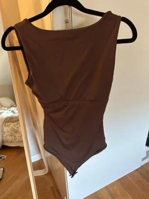 Brun body med öppen rygg  - Superfin brun body med öppen rygg, det är även en inbyggd bh/inlägg💞
