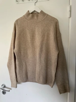 Oversize beige stickad tröja - Säljer denna tröja som inte använts mycket alls, ganska oversize i storleken så mer som en S än en XS. Något ljusare i verkligheten skulle jag säga. Typ inga defekter alls.
