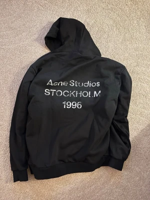 Acne Studios hoodie - Säljer en hoodie från Acne Studios. Säljer den för att jag inte gillade pass formen på mig, använd ett fåtal gånger 