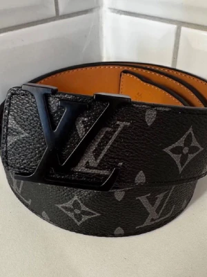 Svart monogram bälte  - Skick helt nytt.