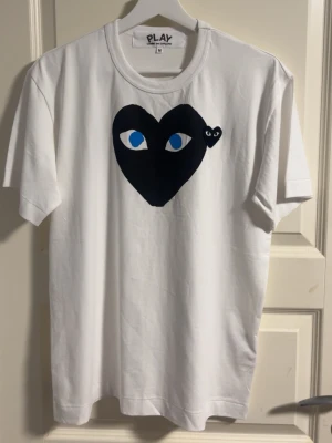 Comme des Garçons Play t-shirt - Säljer en vit t-shirt från CDG play. Den har använts drygt 2-3 gånger. Men den är i riktigt bra skick!