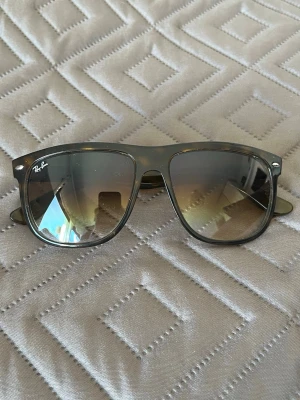 Ray-Ban Boyfriends  - Säljer ett par RB-4147 solglasögon! | Mycket fint skick på glaset och bågarna endast lite damm som syns på bilderna! | Storlek 56:15 | Utan fodral. | Ställ gärna frågor innan du köper!