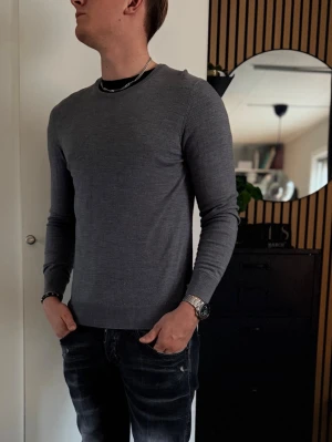 Stickad tröja NN07 Grå - Stickad tröja från NN07 (100% Merinoull)  storleken passar Medium.    Modellen-182cm-80kg.     Bara att höra av er vid frågor & funderingar✅