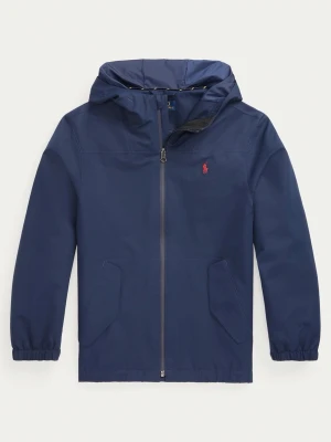 Marinblå vindjacka från Polo Ralph Lauren - Stilren marinblå vindjacka med huva från Polo Ralph Lauren. Jackan har dragkedja framtill, två snedställda fickor och elastiska muddar vid ärmsluten. Liten röd logga broderad på bröstet. Perfekt för blåsiga dagar.