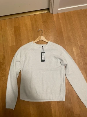 Vit stickad tröja från Vero Moda - Nypris 380krSäljer en enkel och stilren vit stickad tröja från Vero Moda. Tröjan har rund halsringning, långa ärmar och ribbade muddar vid ärmslut och nederkant. Perfekt att matcha med jeans eller kjol för en clean look. Shiny