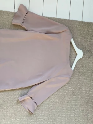 Jätte fin mörkrosa trekvarts tröja från H&M i storlek S -  Säljer min jättefina mörkrosa tröja köpt från H&M som är trekvarts. Tröjan är använd ett par gånger men har inga synliga effekter. Tröjan köptes för 200 kr, men säljs för enbart 50 kr!