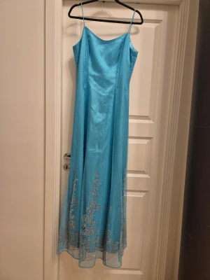 Ljusblå långklänning med spetsdetaljer - Festklänning balklänning 