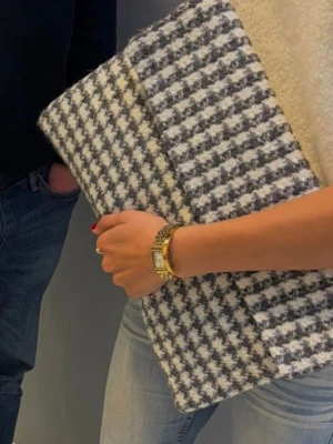 Datorfodral - Snyggt, stilrent och handsytt datorfodral. Fodralen är anpassade för att få plats med allt nödvändigt, med egna fack för block, pennor, papper och övriga prylar. Passar de flesta laptops i standardstorlek. ☺️🤩 Mått: ca 24,5x39,5cm