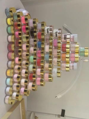 63 akrylfärger för naglar mixade - Säljer 63 burkar akrylfärger för naglar i olika nyanser, både vanliga och glittriga. Färgerna inkluderar rosa, blå, gul, grön, orange, vit, beige och fler. Kommer i små burkar med guldfärgade lock, perfekta för kreativa nageldesigner. Säljer även massa annat nageltilbehehör🥰