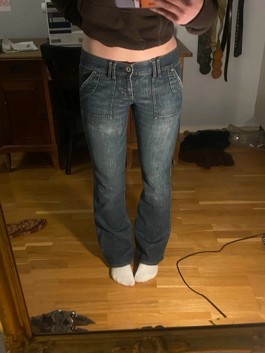 Mörkblå bootcut jeans med fickor - 2