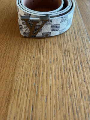 Vitt rutigt bälte - Snyggt skärp i vitt och rutig