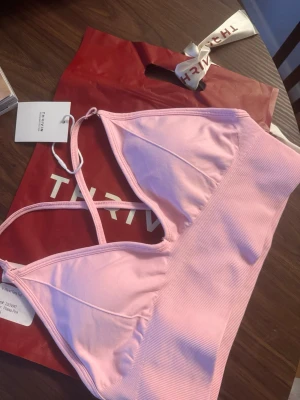 Ny rosa thrivin sport bh topp - Helt ny! Det är stl L men absolut liten i storlek. Snarare en liten M. 