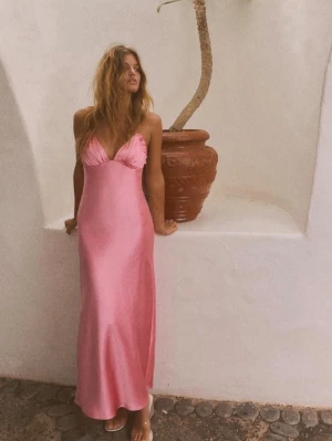Rosa långklänning med snörning - Snygg rosa långklänning i satinliknande material från ZARA. Verkligen dösnygg klänning! Storlek 38 men passar 36-40 då man kan knyta den som man vill💕
