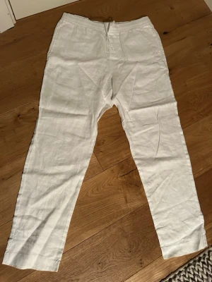 Vita linnebyxor  - Säljer ett par vita linnebyxor som är helt nya från hm. Säljer dessa pga de aldrig kom till användning eftersom de inte passade