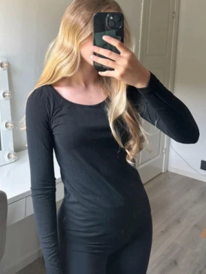 Svart långärmad tröja  - Kanske har använt 1-2 gånger, i nyskick.