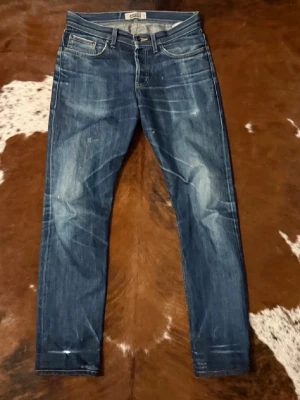 Naked and famous jeans  - Tja säljer ett par riktigt feta makes and famous selvedge jeans. Ens fickan e sönder man går att så ihop och laga. Skriv vid funderingar eller frågor✌🏼