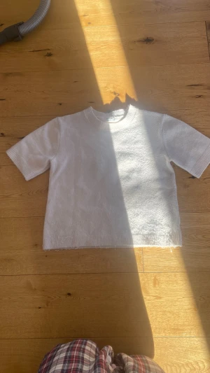 söt stickad t-shirt💓 - jättefin ljusbeige stickad t-shirt!! den är i storlek 158/164 från Kappahl men passar mig som har xs/s också💕 inga fläckar, defekter eller liknande å jag tvättar den självklart innan jag postar! det är bara att höra av dig vid frågor och funderingar!💞