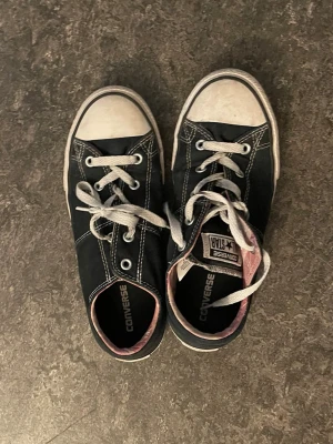 Svarta Converse All Star låga sneakers - Äkta convers köpta för några år sedan i usa Storlek 36 säljer då jag inte har andvändning för dem längre. Dem är stora i storleken