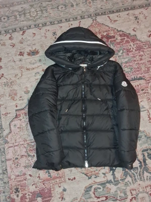 Svart Moncler Puffer Jacka - Säljer min moncler jacka dom jag har aldrig använt, Passar S Och M och är stor för mig darför säljer jag den, Pris kan diskuteras så klart❗️❗️ NFC Skannar👍