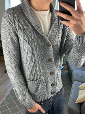 Cardigan stickad grå - Trendig och snygg, perfekt nu under våren! Mått: A:53 B:50 C:47 D:60(cm) Skriv vid fundering 😊✌️
