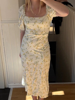 Sommarklänning - Perfekt klänning till midsommar! Endast använd en gång och är därför i mycket fint skick⭐️ klänningen har en slits på vänsterbenet🤗