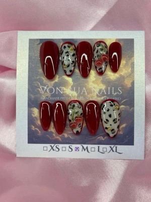WildCherry (M);Medium Almond - Snygga handgjorda press-on naglar i medium mandelform. Setet har en mix av vinröda naglar och naglar med svartvitt leopardmönster, dekorerade med små guldiga detaljer och röda 3D-hjärtan. Perfekt för dig som vill ha en unik och trendig look.