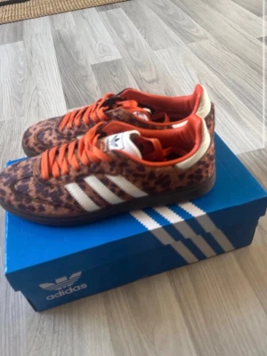 Adidas sneakers med leopardmönster - Säljer dessa skor för jag fick hem fel storlek! Vill bli av med skorna så snabbt som möjligt så priset går att diskutera! Skorna är ny och helt oanvönda💕