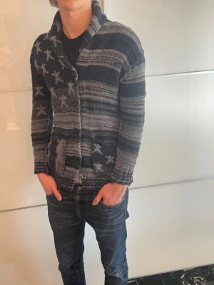 Ralph Lauren Denim Stars & Stripes Cardigan - Ralph Lauren Denim & Supply Stars & Stripes Shawl Collared Carridgan (väldigt sällsynt). Nypris: ca 4000kr  Storlek: S Passform: Normal-Slim Skick: Mycket Bra Pris kan diskuteras, skambud ignoreras.
