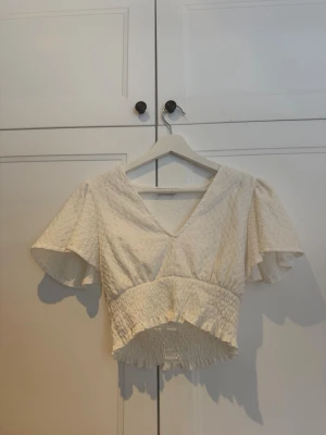 Vit topp - Säljer en vit fin topp som använts fåtal gånger 