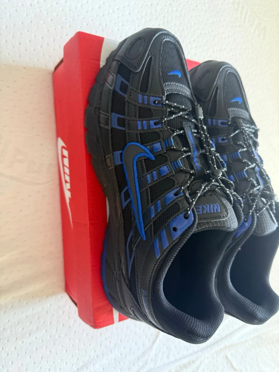Nike svarta sneakers med blå detaljer - 2