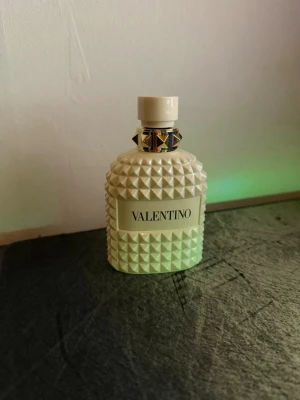 Valentino uomo 100 ml  - Hej säljer en väldigt fin doft från valentino för ett bra pris hör av er vid frågor eller minsta funderingar tar självklart emot byten 
