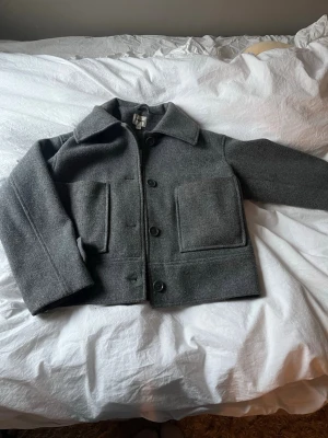 Grå ullcardigan från Kappahl XS - Jag säljer denna fina kappa för den inte används 