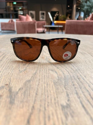 Rayban ”boyfriend” polarized - Våren är på väg och solen börjar titta fram, därför erbjuder jag nu ett par helt nya Ray-Ban “Boyfriend” Polarized. De är oöppnade med alla etiketter kvar och Ray-Ban påse samt allt som syns på bild ingår. Säljs för endast 699 kr. Erbjudandet gäller till söndag 23:59.