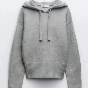 Grå stickad hoodie från Zara - Mysig grå stickad hoodie från Zara. Säljer då den inte kommer till användning! Pris går att diskuteras💕