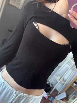 Svart långärmad topp med bolero - Trendig svart långärmad topp med bolero från Gina Tricot. Tight passform och croppad längd, perfekt för en edgy stil. Tillverkad i mjukt material som känns skönt mot huden. (Pris kan diskuteras)