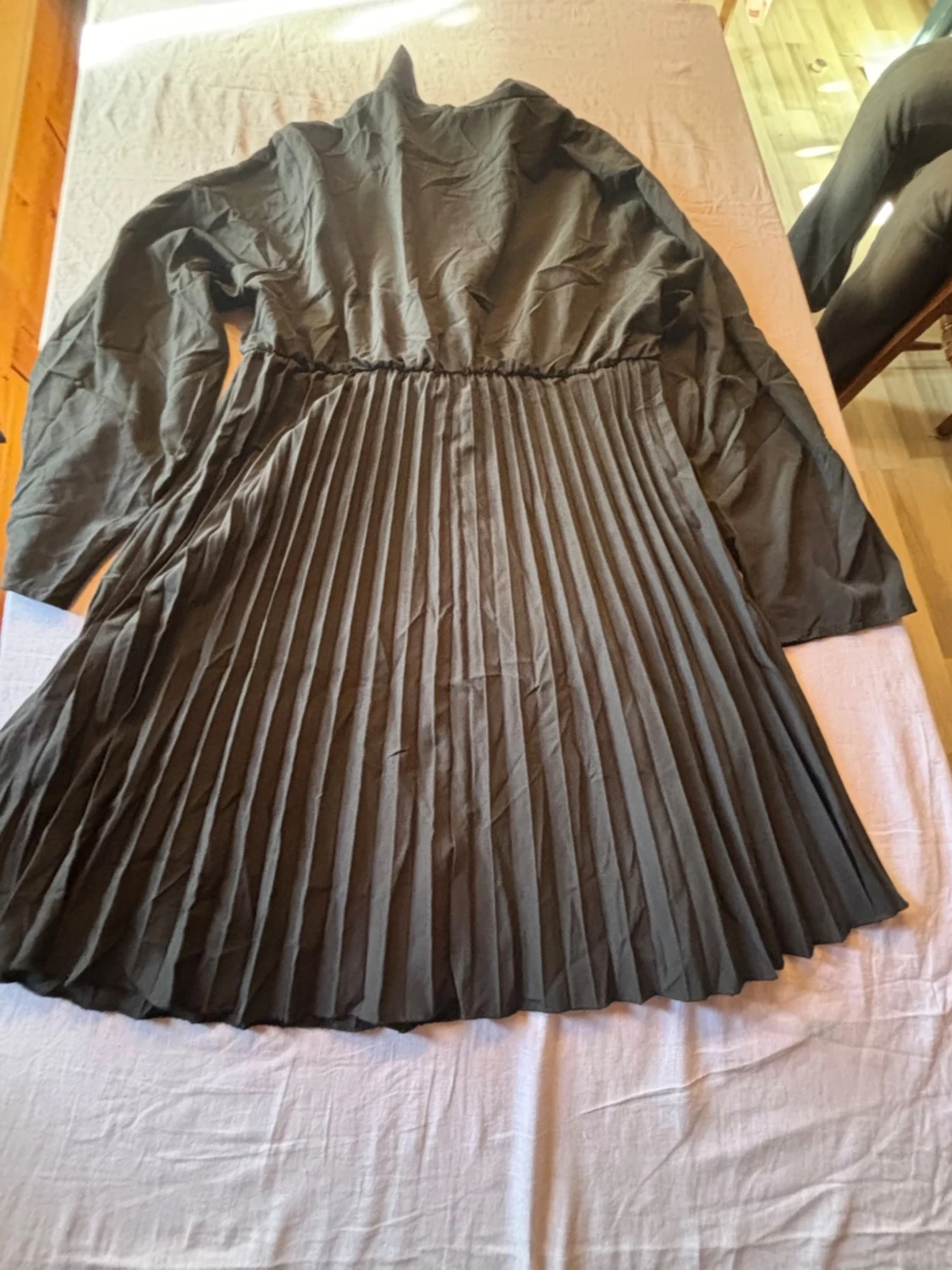 Svart plisserad klänning med v-ringning - 1