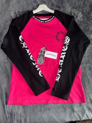 Chrome longsleeve  - Aldrig använd på grund av att den ej passar i storlek. Skick: oanvänd. Pris kan diskuteras vid snabbköp. Skriv om ni har frågor. :)