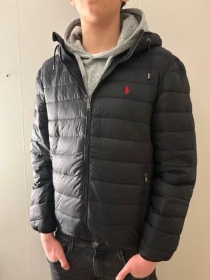 Ralph Lauren jacka  - Säljer dessa sjukt snygga Ralph Lauren lightweight jackorna. Helt nya, finns 6 st olika i profilen. S, M, L. Finns i svart och navy. Kvitto finns. Han på bild är 184 och bär storlek M. Hör av er vid frågor/ fler bilder! 