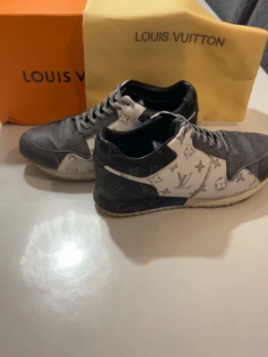 Louis Vouitton Runaways - Skick 7,5/10. Storlek 42. Autentiskt. Box och påse medföljer. Endast 1599.