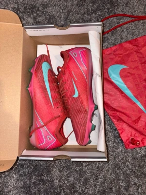 Nike Mercurial Vapor 16 FG Elite - Nike mercurial Vapor 16 Elite, bra skick använd typ en månad. Lätt smutsiga går lätt att tvätta bort. Påse medföljes. Storlek 42.5. 