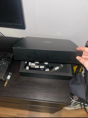 Lyxig parfymprovbox från Ex Nihilo - Säljer en exklusiv svart box från one bold chemist fylld med flera olika parfymprover i små glasflaskor. Boxen har en elegant och stilren design med plats för flaskorna i en vadderad insats. Perfekt för dig som vill testa olika dofter från ett lyxigt parfymmärke. Finns både små och stora‼️