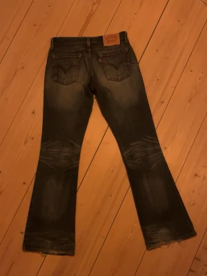 Bootcut jeans från Levi's, mörkblå - Tjena, nu säljer jag ett par as feta Levis boot cut I modelen 529, Mått i cm: Midjan 37,5cm Längden 102cm, fades på jeansen är helt sjuka och de är i top skick, TAR ÄVEN BYTEN!!! Men skriv i dm om de skulle va något annat, mvh 