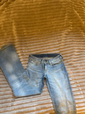 Ljusblå jeans från Cheap Monday - Säljer ett par ljusblå jeans från Cheap Monday med klassisk femficksmodell och dragkedjegylf. Jeansen har en snygg tvättad look och raka ben. Materialet är denim i bomull. Perfekta för en avslappnad stil