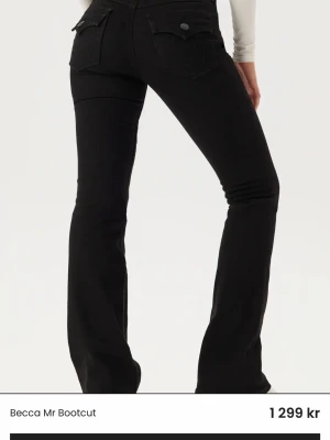 True religion jeans bootcut svarta  - Jätte fina true religion jeans som är använda fåtal gånger. De är mid waist men tycker att dom sitter ganska low waist ändå. 