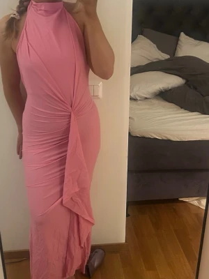 Rosa långklänning med knyt - Lappen kvar, storlek 38, vill bli av med fort så pris kan diskuteras 