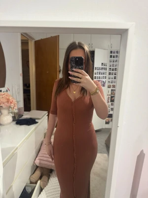 Lindex klänning - Säljer en superfin lång klänning med trekvarts ärmar. Klänningen är i storlek xs och är nästan aldrig använd!💕