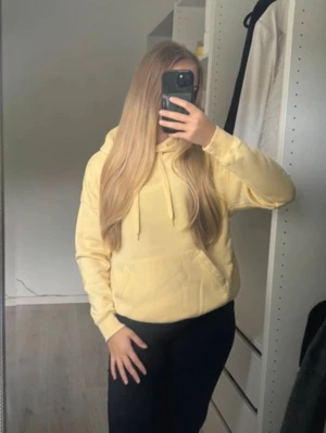 Ljusgul hoodie  - Använd få gånger så i fint skick men börjar blivit nopprig på insidan. Köpt på new yorker.