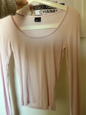 Ljusrosa långärmad topp Gina Tricot - Säljer en enkel och stilren ljusrosa urinerad långärmad topp från Gina Tricot. 