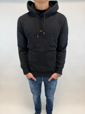 Helmut Lang Hoodie  - Hej! Säljer nu denna väldigt snygga och sällsynta Helmut Lang Hoodie! Storlek S, Sällsynt model som inte längre säljs i butik! Perfekt hoodie nu tilll våren