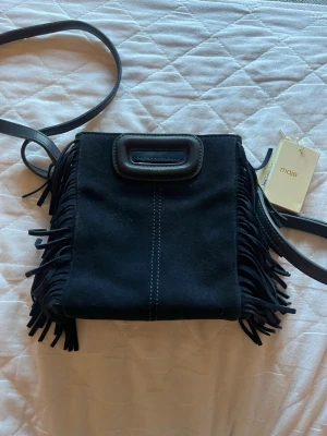 Maje - Maje M bag mini, både axelrem och kedja kommer med! Bild på handtaget sista bilden (skav)